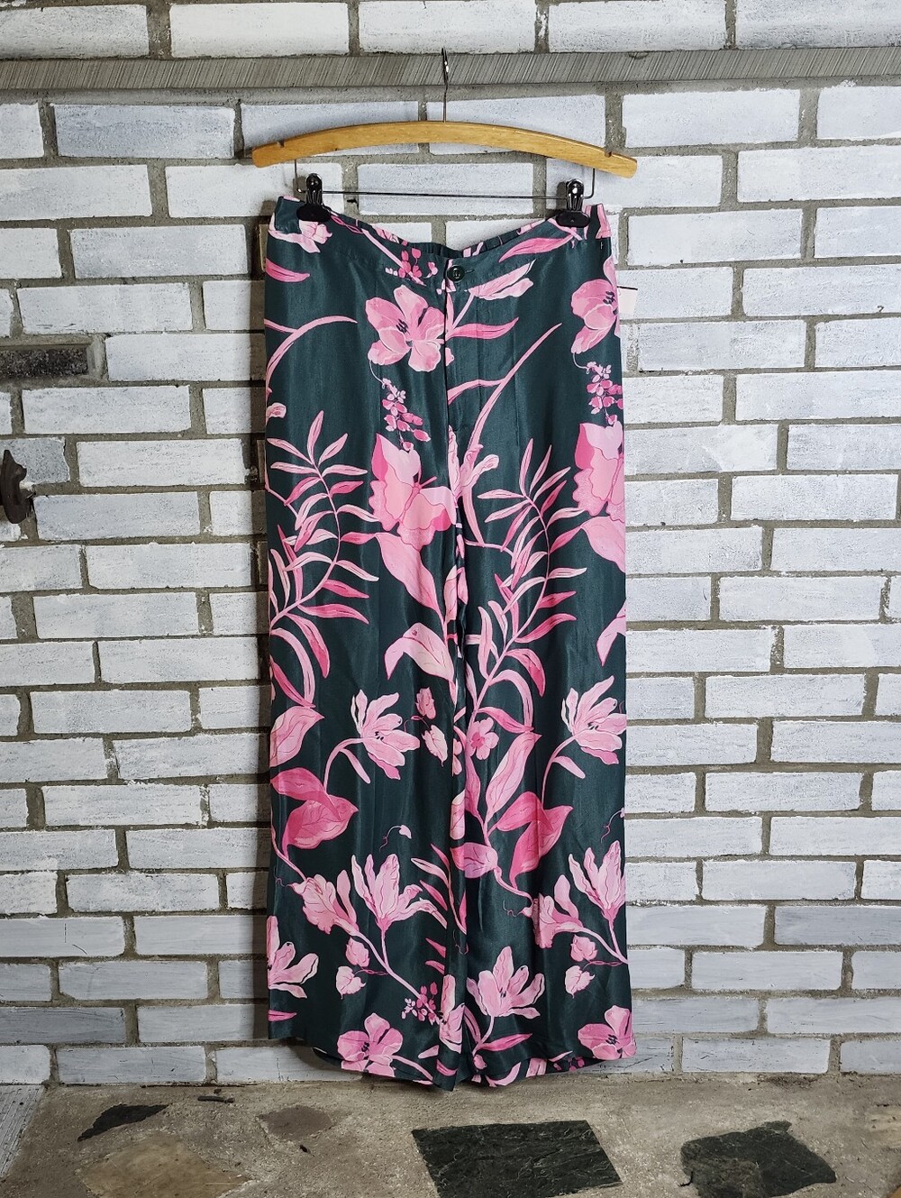 • Anthropologie Breezy Wide Leg Pants NWOT Green Pink Tropical Floral Satin 10